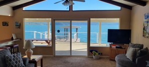 Smart TV, fireplace, table tennis - Lakefront home with patio, private boat dock and fishing pier (Clearlake)