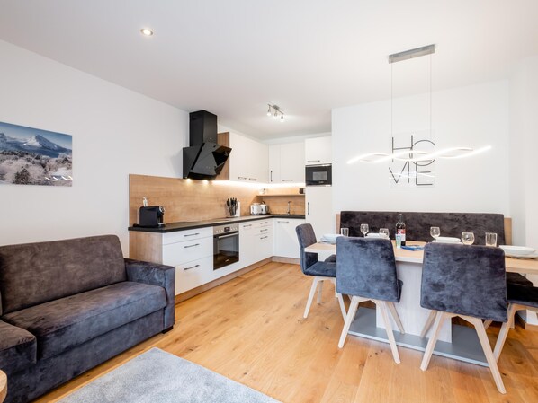 Fridge, oven, stovetop, dishwasher