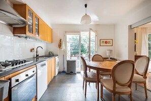 Fridge, microwave, oven, stovetop - Cozy ground floor apartment with garden in the heart of Vitacura (Vitacura)