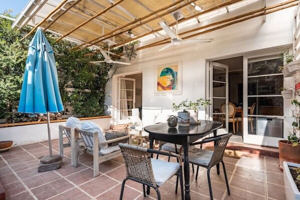 Outdoor dining - Cozy ground floor apartment with garden in the heart of Vitacura (Vitacura)