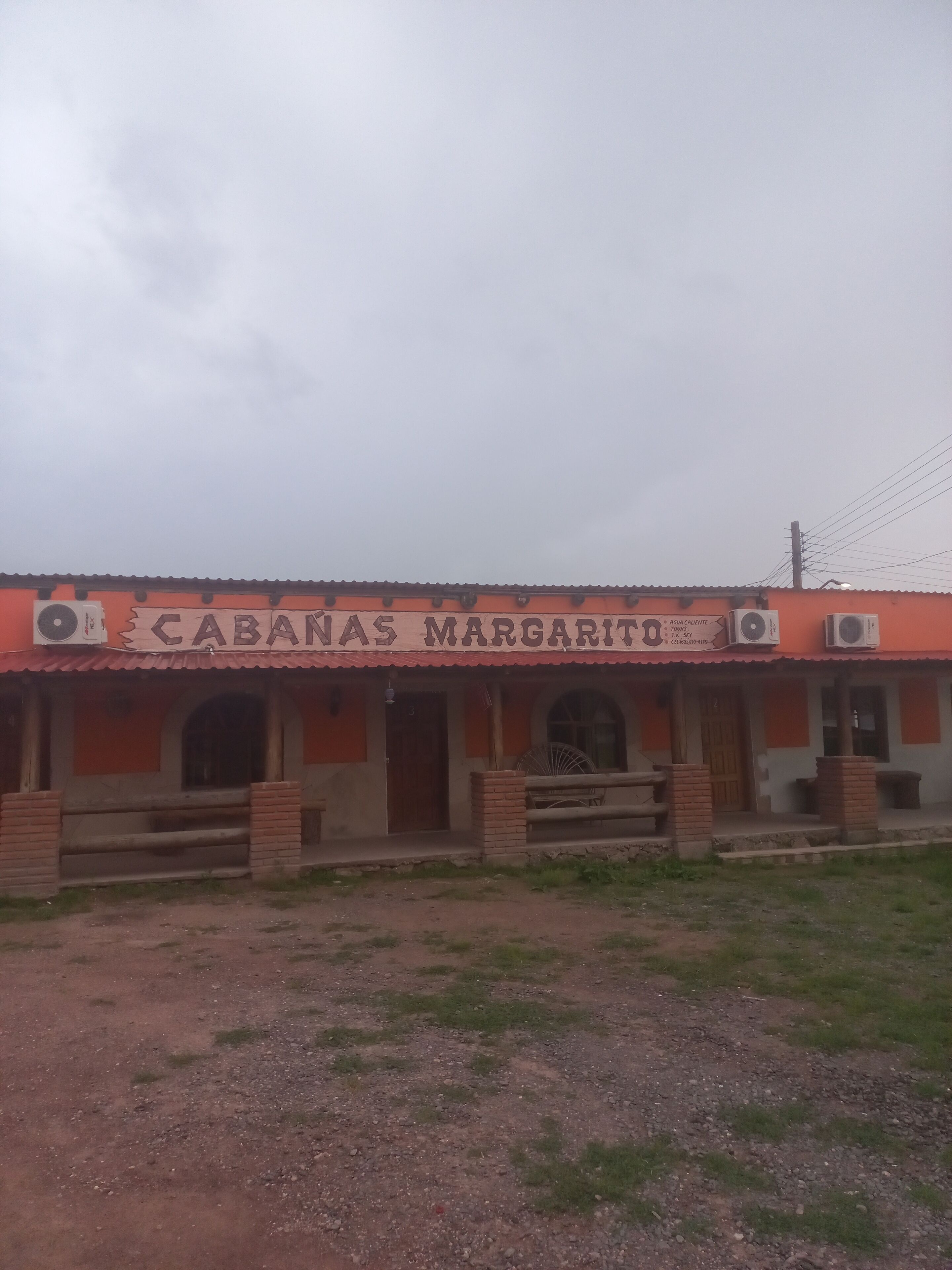 Un bâtiment sur lequel on peut lire l’inscription « CABANAS MARGARITO ».