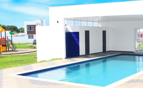 Una piscina al aire libre