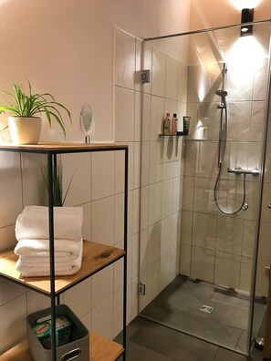 Dusch, hårtork och handdukar