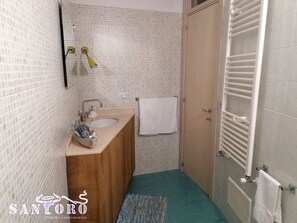 Dusche, Haartrockner, Bidet, Handtücher