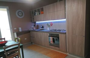 Frigorifero, forno, piano cottura, lavastoviglie