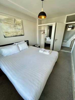 3 bedrooms, Egyptian cotton sheets, iron/ironing board, free WiFi