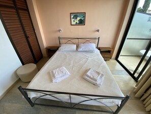 2 chambres, coffres-forts dans les chambres, fer et planche à repasser