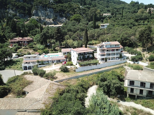 Family / pax5  sea view apartment