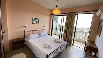 2 quartos, cofres nos quartos, ferros/tábuas de passar roupa