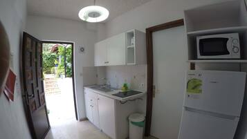 Geladeira, micro-ondas, cafeteira/chaleira, chaleira elétrica