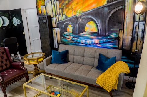 SUBMERSIVE ART KING BED WIFI SANITIZED DOWNTOWN