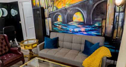 SUBMERSIVE ART KING BED WIFI SANITIZED DOWNTOWN