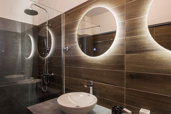 Dusche, Haartrockner, Handtücher, Seife