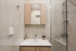 Ducha, secador de pelo, toallas, jabón