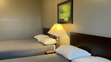 Kamar Double atau Twin Comfort | Dilengkapi dengan perabotan berbeda-beda, meja kerja, dan Wi-Fi gratis