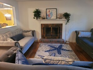 TV connectée, baby-foot, livres