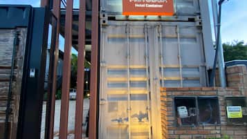 Vista frontal de la propiedad