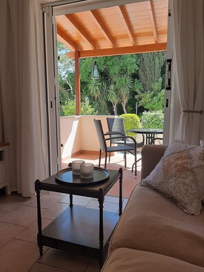 TV, music library, stereo - Luxury Maisonette 250m from the beach. (Kato Paphos)