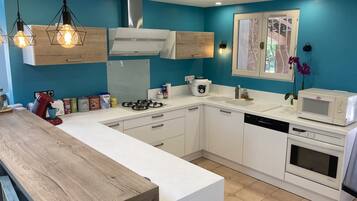 Een koelkast, een microgolfoven, een oven, een kookplaat