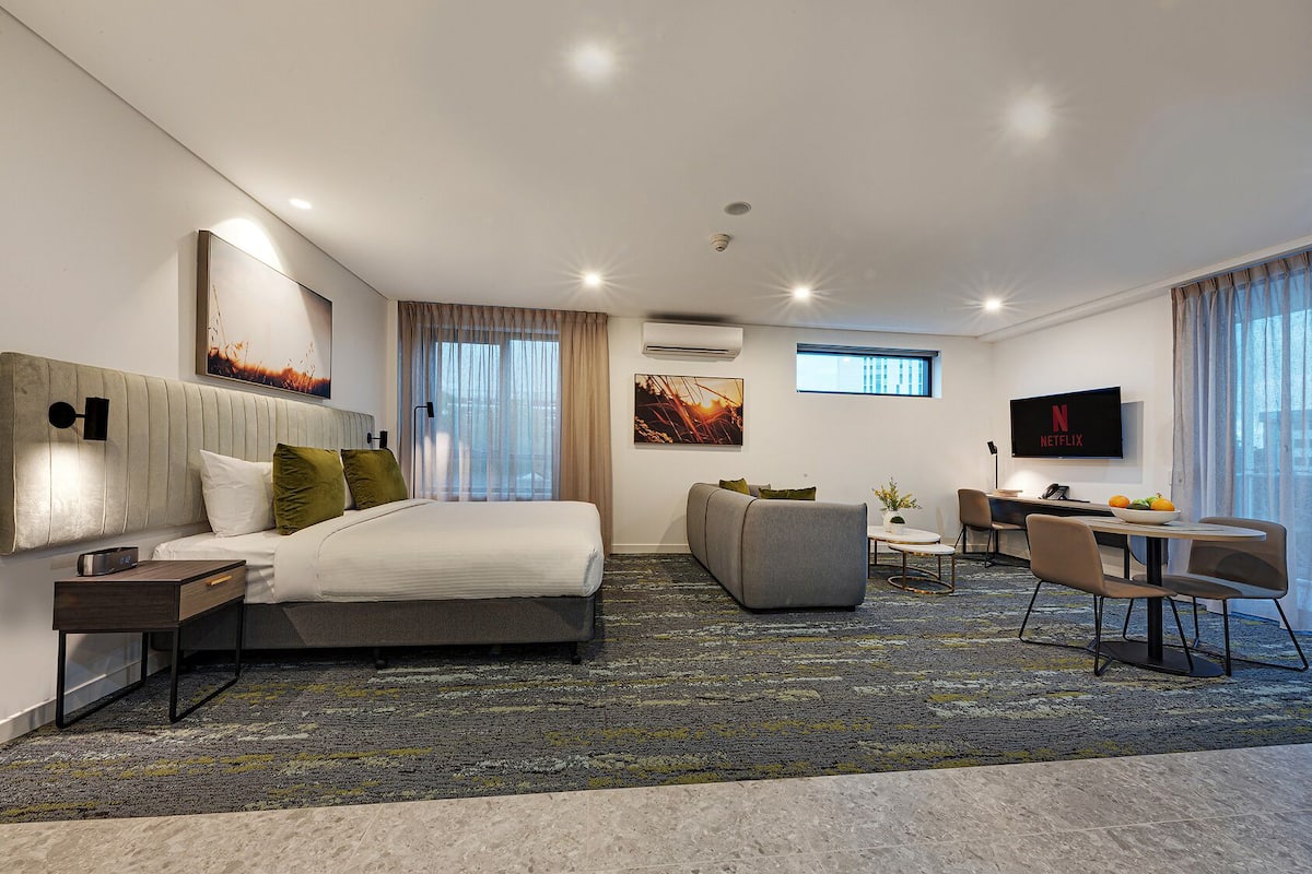 One Bedroom Accessible Apartment | 1 bedroom, in-room safe, desk, iron/ironing board