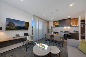 In-room safe, desk, iron/ironing board, free WiFi - Littomore Suites Kingswood (Kingswood)