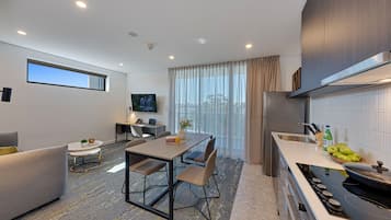 Fridge, microwave, stovetop, dishwasher