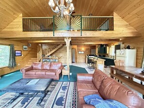 Televisie, een open haard en een kantoor