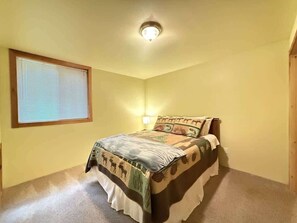 4 soverom, skrivebord, strykejern/-brett og reiseseng for barn