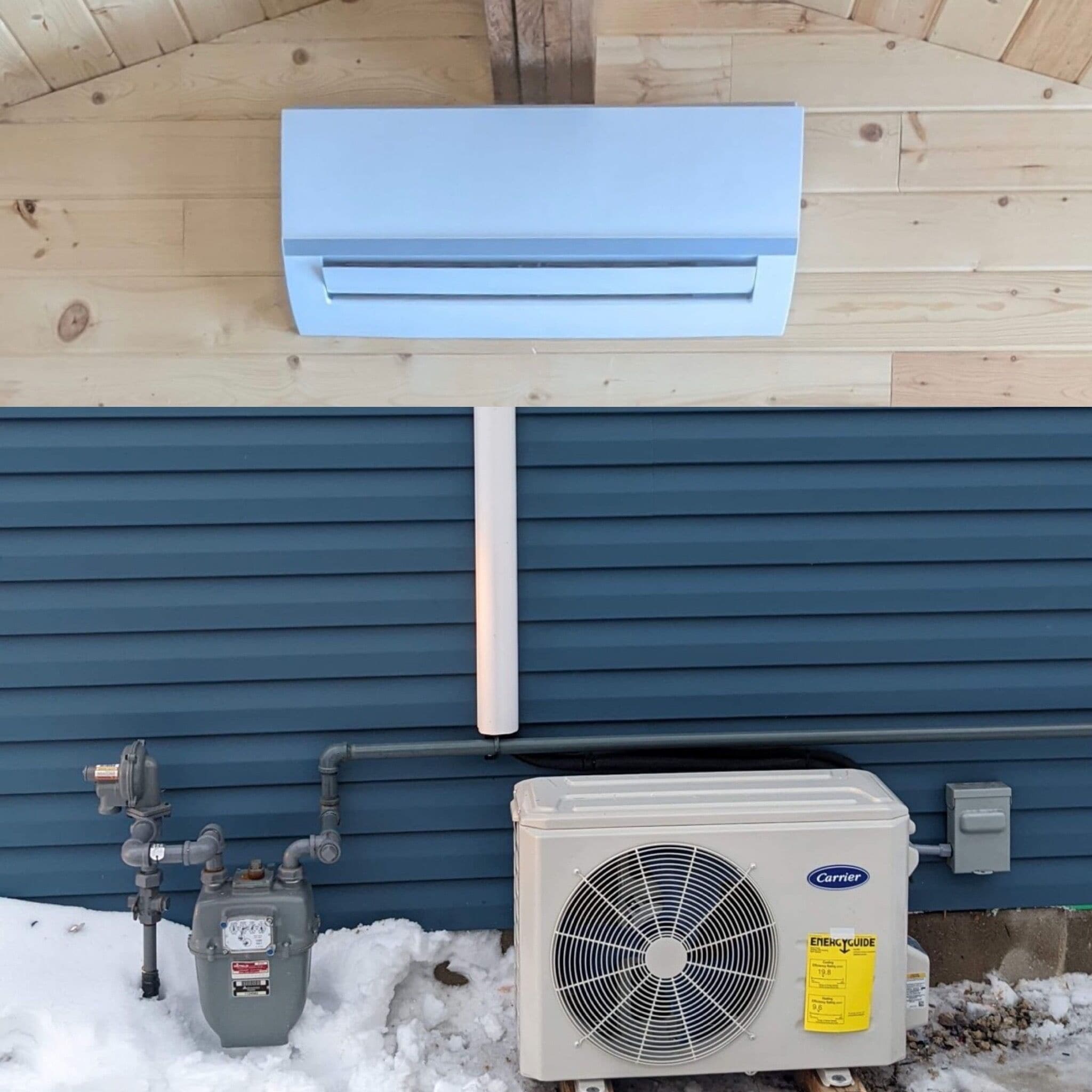 Un appareil de climatisation fixé au plafond en bois, un mur extérieur bleu et un ventilateur blanc avec une étiquette.