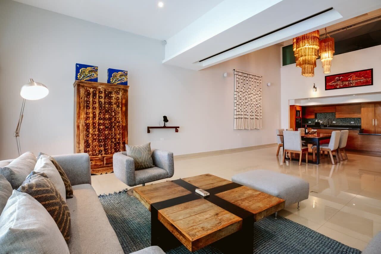 Een televisie en een stereo