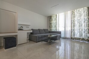 高级双人房或双床房, 1 间卧室, 泳池景观 | 迷你吧、客房内保险箱、免费 WiFi、床单