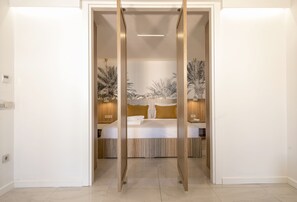 Chambre supérieure double ou avec lits jumeaux, 1 chambre, vue sur la piscine | Minibar, coffre-fort, accès au Wi-Fi (inclus), literie fournie