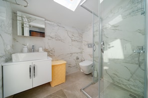 Deluxe-Suite | Badezimmer | Dusche, kostenlose Toilettenartikel, Haartrockner, Handtücher