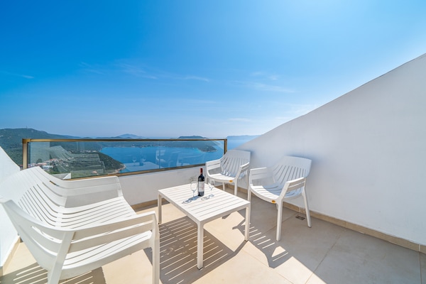 Deluxe Suite | Terrace/patio