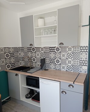 Kjøleskap, mikrobølgeovn, kokeplater og kaffetrakter/tekoker