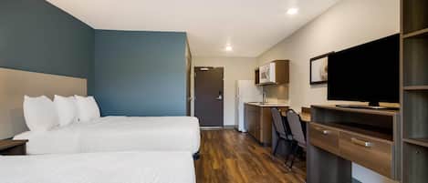 Standardzimmer, 2 Queen-Betten, Nichtraucher | Schreibtisch, kostenloses WLAN, Bettwäsche