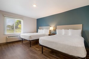 Habitación estándar, 2 camas Queen size, para no fumadores | Escritorio, wifi gratis y ropa de cama 