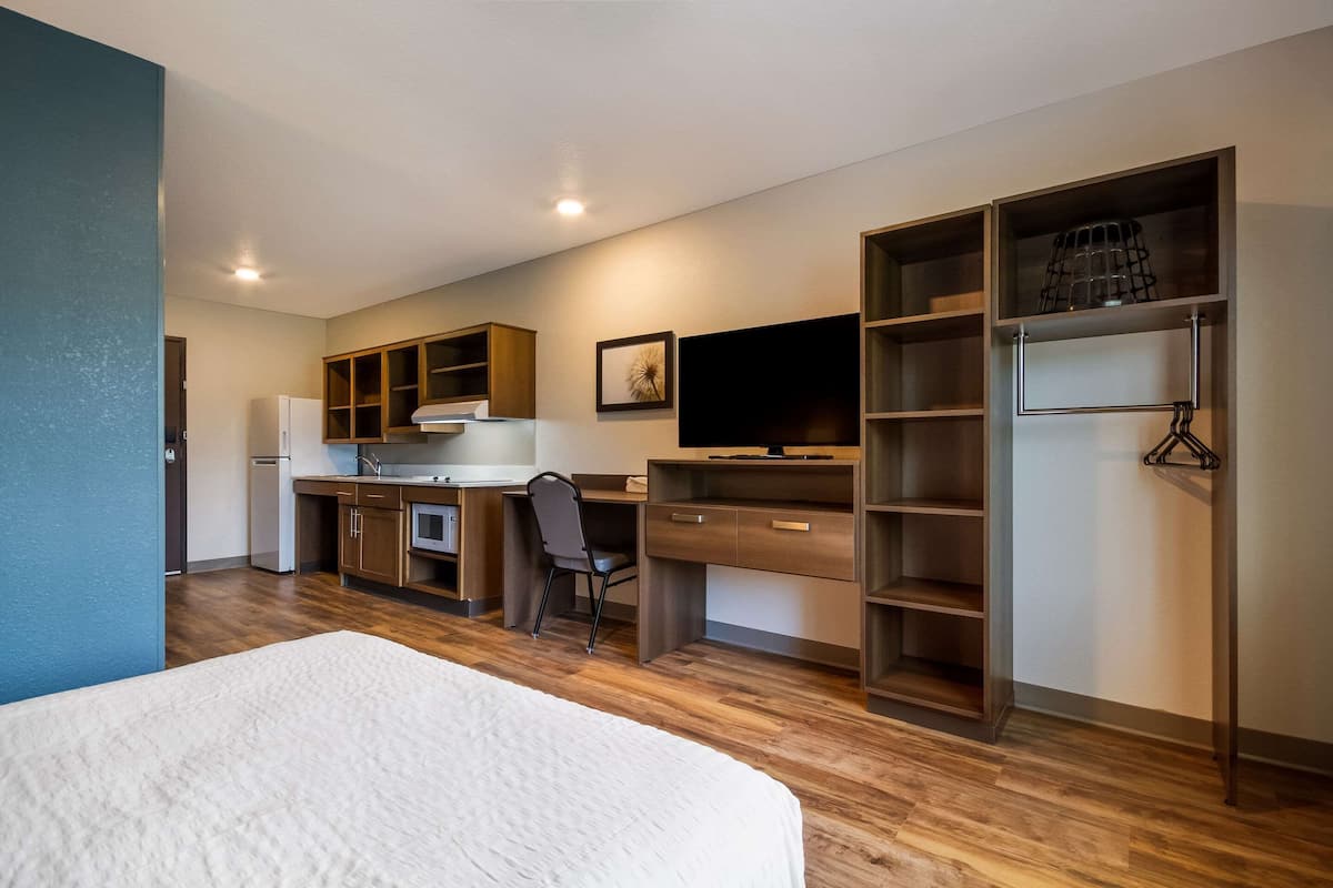 Zimmer, 1 Queen-Bett, barrierefrei, Nichtraucher | Schreibtisch, kostenloses WLAN, Bettwäsche
