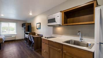 Standardrum - 1 kingsize-säng - icke-rökare | Skrivbord, gratis wi-fi och sängkläder