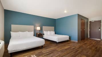 Habitación, 2 camas de matrimonio, accesible para personas con discapacidad, no fumadores | Escritorio, wifi gratis, ropa de cama