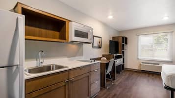 Room, 1 Queen Bed, Accessible, Non Smoking | Desk, free WiFi, bed sheets