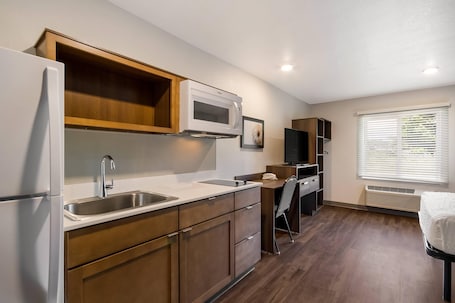 Room, 1 Queen Bed, Non Smoking | Desk, free WiFi, bed sheets. Woodspring Suites Panama City Beach