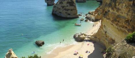 Una spiaggia nelle vicinanze