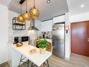 Kjøleskap, mikrobølgeovn, ovn og oppvaskmaskin