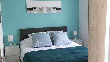 3 chambres, fer et planche Ă repasser