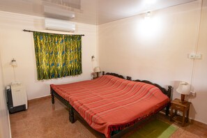 华丽双人房 | 意大利 Frette 床单、高档床上用品、加厚床垫、办公桌