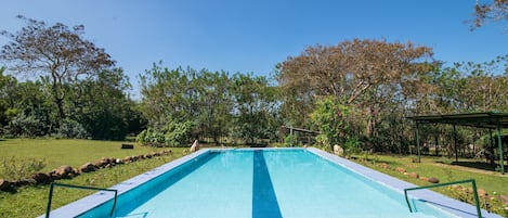Una piscina al aire libre