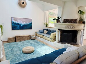 TV connectée, cheminée, table de tennis de table, écrans d'ordinateur