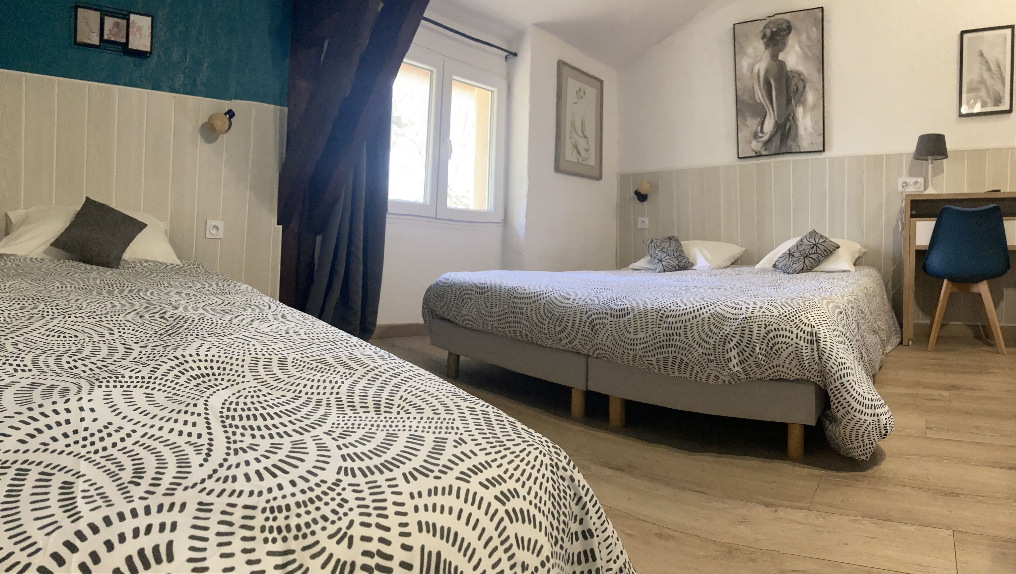 舒适三人房, 花园景观 | 高档床上用品、办公桌、遮光窗帘、隔音