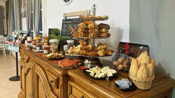 Daily continental breakfast (EUR 12.50 per person)